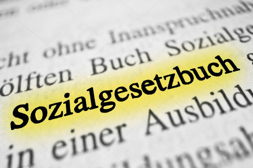 Arbeitnehmer beim Ausfüllen der Steuerunterlagen